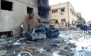 Un attentat à la voiture piégée a visé samedi un bâtiment des renseignements militaires dans la ville égyptienne d'Ismaïliya sur le canal de Suez, blessant six militaires, selon l'armée.