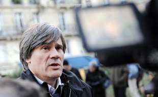Le socialiste Stéphane Le Foll répond aux questions des journalistes à La Mutualité, à Paris, le 25 novembre 2008.