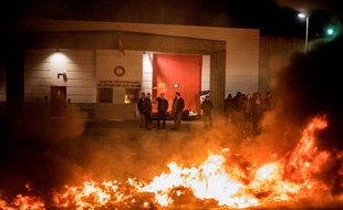 Des surveillants pénitenciers manifestent devant la prison de Villefranche-sur-Saône, lundi 15 janvier 2018.