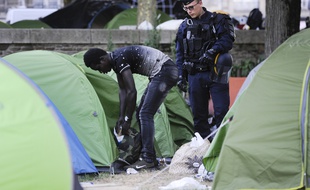 Lors de l'évacuation du square Daviais, en juillet 2018 illustration