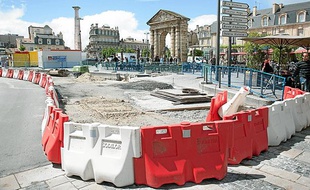 Les travaux de rénovation des pavés, place de la Victoire.