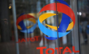 Total est en discussion avec le groupe pétrolier public chinois Sinopec sur la création d'une coentreprise d'exploration et production de gaz de schiste en Chine, a affirmé dimanche le directeur général du français au Wall Street Journal, se disant en outre ouvert à une montée au capital du pays qui détient 2% de son groupe.