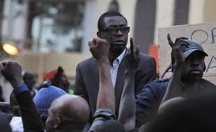 Le chanteur sénégalais Youssou Ndour a été nommé ministre de la Culture et du tourisme dans le nouveau gouvernement sénégalais formé mercredi soir par le Premier ministre Abdoul Mbaye, désigné la veille par le président Macky Sall, selon un décret lu à la presse.