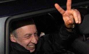 Andreï Sannikov, principal adversaire d'Alexandre Loukachenko à la présidentielle de 2010 au Bélarus, condamné en mai à cinq ans de prison, puis libéré samedi, a été accueilli par une centaine de ses partisans à son arrivée à Minsk.
