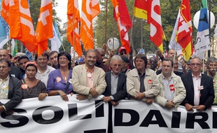 François Chérèque (à gauche), leader de la CFDT, et Bernard Thibault (à droite), de la CGT, lors de la manifestation contre la réforme des retraites le 7 septembre 2010 à Paris.
