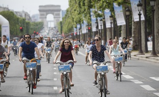 Paris le 16 juin 2013. Avenue des Champs Elysees. Seconde edition des 24h du Velib. Velo. Foule. Arc de triomphe.