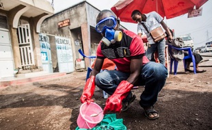 Illustration: Un homme portant des protections mélange de l'eau et de la chlorine à Goma, le 31 juillet 2019.