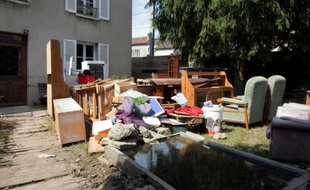 Des meubles endommagés par les inondations le 7 juin 2016 à Souppes-sur-Loing