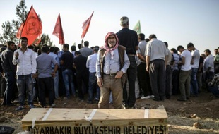 Enterrement de victimes de l'attentat suicide à Suruç, près de la frontière struenne, le 21 juillet 2015