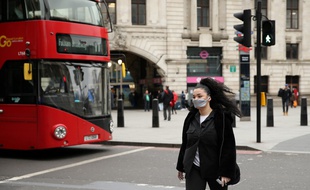 Une femme portant un masque à Londres, le 19 mars 2020.