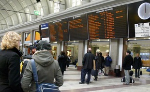 Des passagers en gare de Stockholm.