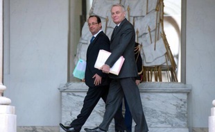 La cote de popularité de François Hollande et Jean-Marc Ayrault a reculé de six points en un mois, tombant à 37% et 39% respectivement, le niveau le plus bas depuis mai 2012, selon le "tableau de bord Ifop/Paris Match" publié mardi.