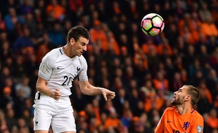 Laurent Koscielny s'impose dans les airs lors du match entre la France et les Pays-Bas le 10 octobre 2016.