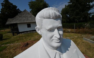 Détesté de son vivant, le mégalomaniaque dictateur roumain Nicolae Ceausescu (1918-1989) est devenu une attraction touristique: après sa maison natale et ses villas, l'endroit où il fut exécuté sera bientôt ouvert au public.