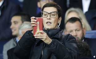 Cristina Cordula dans les tribunes du Parc des Princes lors du match PSG - OM, le 17 septembre 2017.