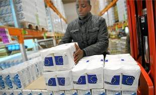 Hier matin, à l'entrepôt de la Banque Alimentaire, on ravitaille les stocks de sucre, fournis par l'Union Européenne.