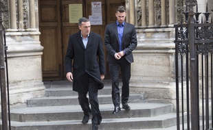 Hubert Arthaud et son fils lors des funérailles de Florence Arthaud le 30 mars 2015.