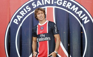 L'Uruguayen Diego ,Lugano, nouveau défenseur du PSG, lors de sa présentation à la presse, le 30 août 2011, à Paris.