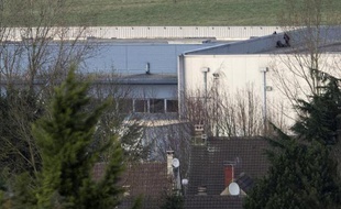 Les forces de police se déploient sur le toit de l'imprimerie CTD où s'étaient retranchés les frères Kouachi, le 9 janvier 2015 à Dammartin-en-Goële