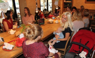 Les mamans mumaround du 16e arrondissement ont pris l'habitude de se réunir chaque mardi matin dans un café du quartier.