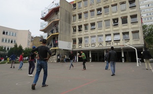 Plus de 500 réfugiés, issus de quatorze nationalités différentes, vivaient jusqu'en juillet dernier, dans l'ancien lycée Jean-Quarré dans le 19e arrondissement.