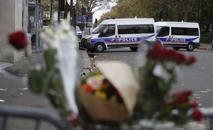 Des fleurs déposées à proximité du Bataclan, le 14 novembre 2015.