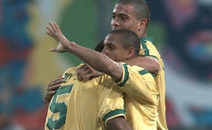 Roberto Carlos fêté par ses partenaires après son but contre la France le 3 juin 1997.