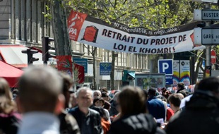 Des participants au défilé de la fête du travail expriment leur opposition à la loi el Khomri le 1er mai 2016 à Paris