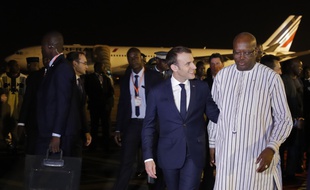 Emmanuel Macron avec le président burkinabè Roch Marc Christian Kaboré, à l'aéroport de Ouagadougou le 27 novembre 2017.