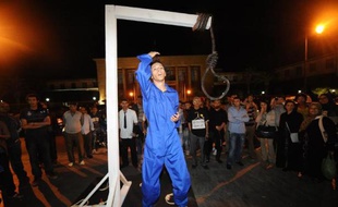 Des membres d'Amnesty international simulent une pendaison lors d'une manifestation contre la peine de mort le 16 octobre 2012 face au Parlement marocain, à Rabat