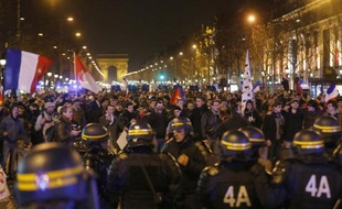 Les CRS face aux manifestants contre le mariage homosexuel sur les Champs-Elysées à Paris le 24 mars 2013