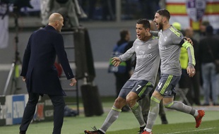 La joie de Ronaldo et Sergio Ramos et Zidane après l'ouverture du score madrilène contre la Roma (0-2), le 17 février 2016.