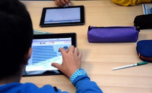 Des élèves du collège Léonard de Vinci à Saint-Brieuc utilisent des tablettes durant les cours le 1é septembre 2013