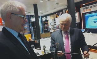 Gérard Krebs (au premier plan) et Xavier Pintat, avec des câbles de fibre optique, à la boutique Orange de Bordeaux