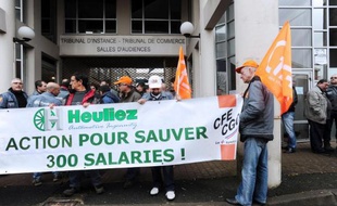 Des salariés de l'équipementier Heuliez attendent devant le Tribunal de commerce de Niort le 16 avril 2013