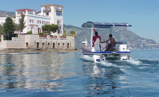 Le catamaran de Seazen, en libre-service, fonctionne grâce aux rayons du soleil.