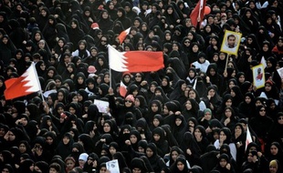 Des centaines de personnes ont manifesté mardi soir près de l'aéroport international de Bahreïn et un opposant emprisonné a décidé de durcir sa grève de la faim à l'approche du Grand Prix de Formule 1 que l'opposition chiite veut utiliser pour faire entendre sa voix.
