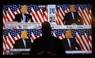 Un discours de Donald Trump est retransmis à Las Vegas, le 3 novembre.