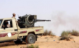 Des miliciens de Fajr Libya (Aube de la Libye) en combat contre les forces loyales aux autorités reconnues par la communauté internationale, le 25 mai 2015 près de Wetia, une ville située à 87 km à l'ouest de Tripoli