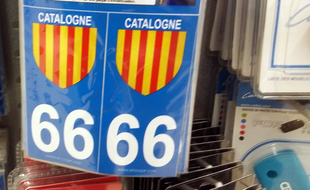 Des stickers affichant les couleurs catalanes