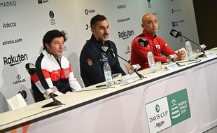 Sébastien Grosjean avec les capitaines serbe et japonais à Madrid.