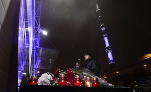 Des Moscovites rendent hommages aux 92 victimes du crash d'un avion militaire le 25 décembre 2016.