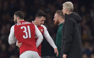 Mesut Ozil et Sead Kolasinac sous le maillot d'Arsenal, ici en mars 2018.