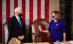 La présidente de la Chambre des représentants Nancy Pelosi et le vice-président Mike Pence, lors de la session du Congrès à Washington le 6 janvier 2021.