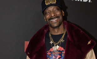 Le rappeur tête en l'air Snoop Dogg