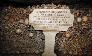 Mur d'ossements dans les Catacombes de Paris