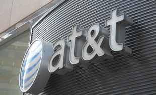 L'opérateur américain de téléphonie AT&T, qui vient de mettre fin aux rumeurs de fusion avec le britannique Vodafone, a plus que doublé son bénéfice en 2013 à 18,2 milliards de dollars et mise sur le développement de produits à valeur ajoutée.