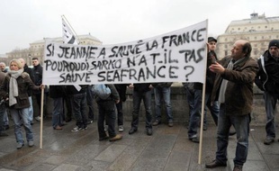 Le tribunal de commerce de Paris a scellé lundi la mort de SeaFrance, mais le gouvernement veut relancer au plus vite une solution avec un partenaire privé, Eurotunnel ou Louis Dreyfus, pour "sauver l'emploi" dans ce dossier devenu explosif à l'approche de l'élection présidentielle.