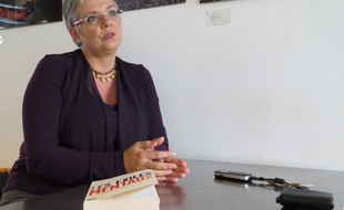 Jeanne Auber, maman d'une jeune fille handicapée mentale, publie un livre, "Les exilés mentaux" dénonçant le départ en Belgique des nombreux handicapés. Le 8 octobre 2014 à Paris.