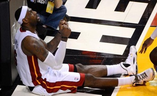 Une heure avant le coup d'envoi du premier match de la finale NBA, LeBron James est allongé par terre, il lit un livre et se fait manipuler par un kiné sous les yeux de dizaines de reporters curieux: bienvenue en NBA, où les vestiaires sont ouverts à tous les vents.